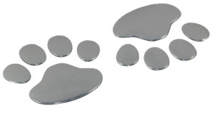 Zwei CARSLY 3D-Pfotenaufkleber in silberner Chromoptik, vollständig auf weißem Hintergrund.