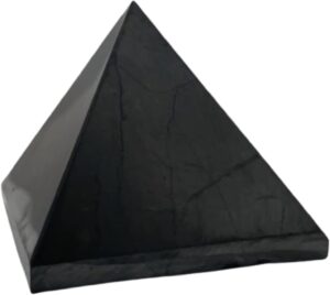 Schwarze CHONIT Shungit-Pyramide mit polierter Steinoberfläche.