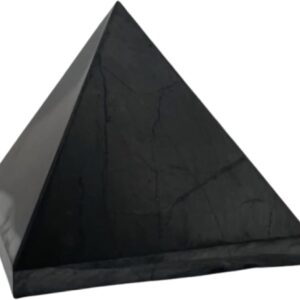 Schwarze CHONIT Shungit-Pyramide mit polierter Steinoberfläche.