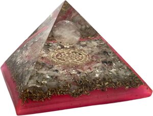 Pink-weiße CHONIT Orgonit-Pyramide mit goldfarbenem Yantra-Motiv und heller Kristallkugel.