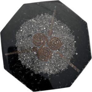 Schwarzer CHONIT Orgonit-Untersetzer mit sichtbaren Steinen, Metalleinschlüssen und kupferfarbenem Spiralmotiv.