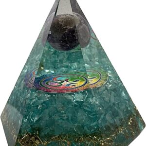 Türkisfarbene sechseckige CHONIT Orgonit-Pyramide mit dunkler Kristallkugel und mehrfarbigem Motiv.