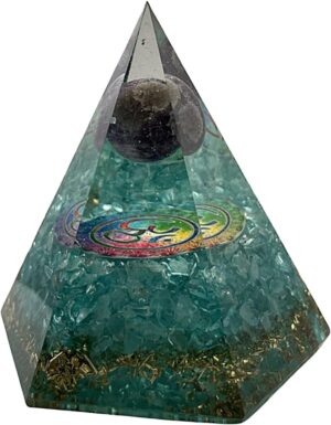 Türkisfarbene sechseckige CHONIT Orgonit-Pyramide mit dunkler Kristallkugel und mehrfarbigem Motiv.