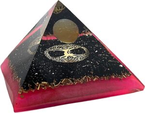 Pink-schwarze CHONIT Orgonit-Pyramide mit goldfarbenem Baum-Motiv und gelber Kugel.