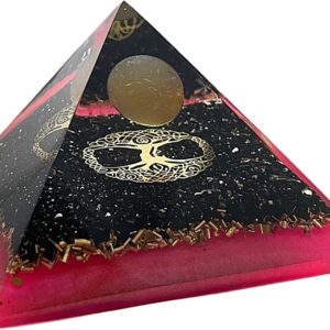Pink-schwarze CHONIT Orgonit-Pyramide mit goldfarbenem Baum-Motiv und gelber Kugel.