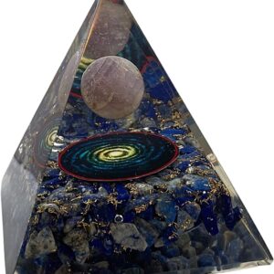 Blaue CHONIT Orgonit-Pyramide mit Amethyst-Kugel, sichtbaren Steinen und Galaxy-Motiv.