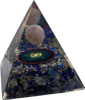Blaue CHONIT Orgonit-Pyramide mit Amethyst-Kugel, sichtbaren Steinen und Galaxy-Motiv.
