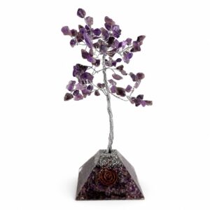 Deko-Baum mit lila Steinblättchen auf Pyramidensockel
