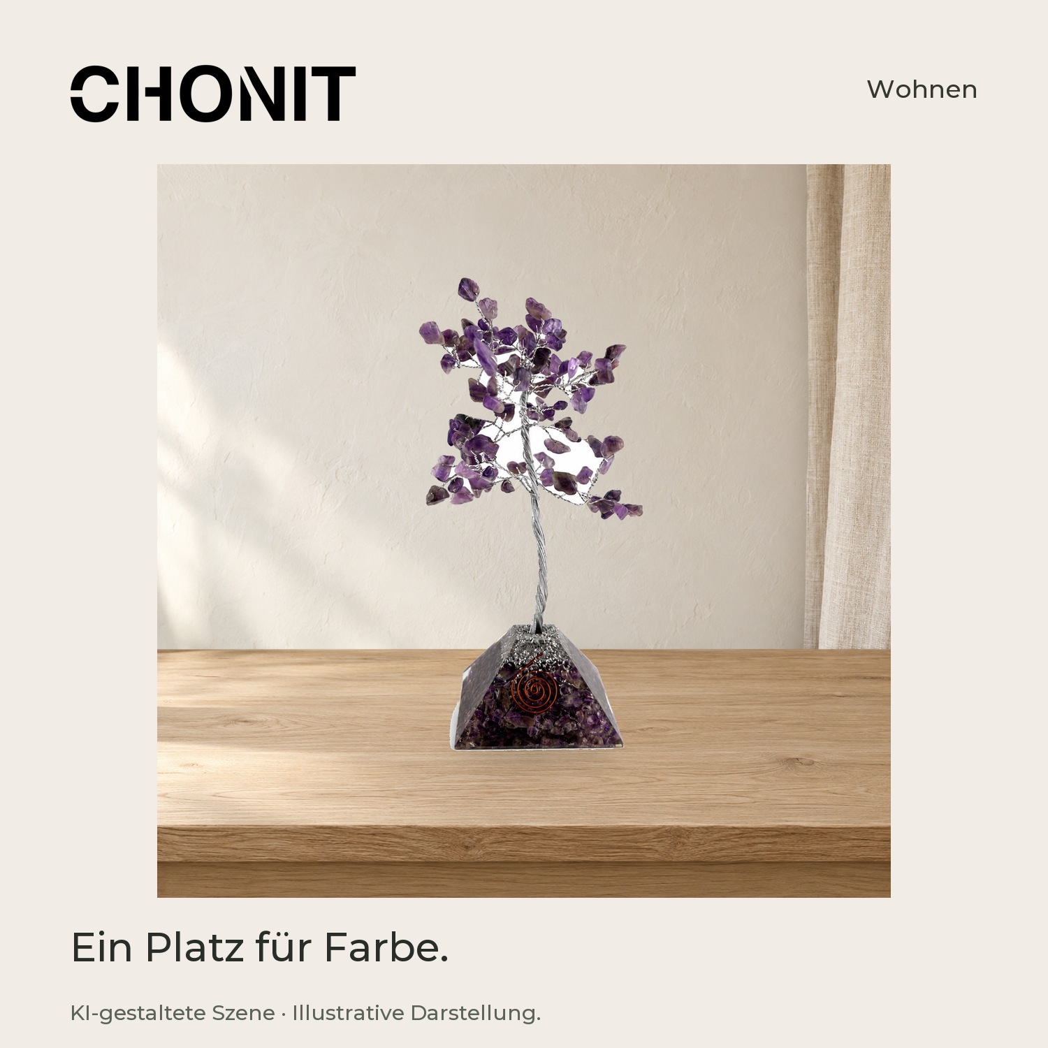 CHONIT Deko-Baum mit lila Steinblättchen auf Pyramidensockel – in einer gestalteten Wohn- oder Studioszene