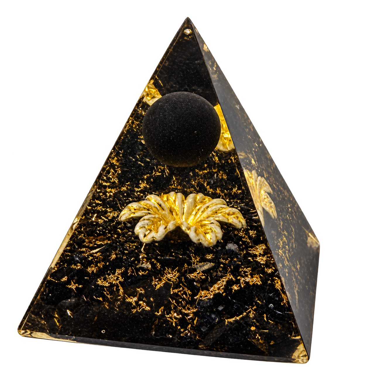 CHONIT Orgonit-Pyramide Schwarz-Gold mit schwarzer Kugel und goldfarbenem Blütenmotiv, freigestellt.